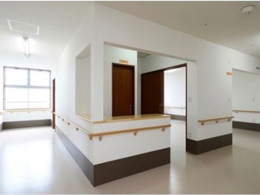 広々とした手すりの廊下