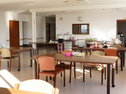 明るい食堂の様子