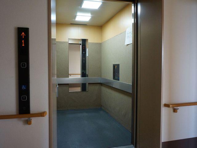  バリアフリー設計のエレベーター 