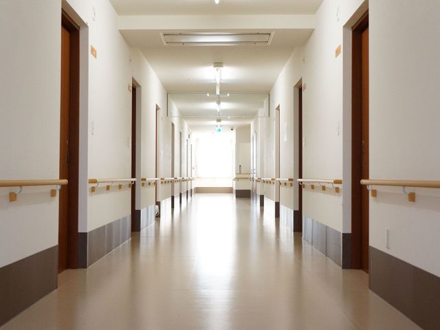  手すり付きの明るい廊下  