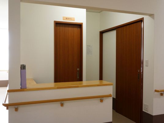  明るく清潔なトイレ入口  