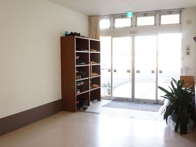  エントランスの玄関と靴棚  