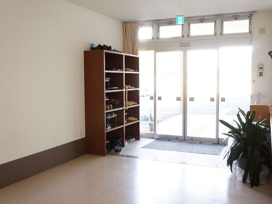  エントランスの玄関と靴棚  