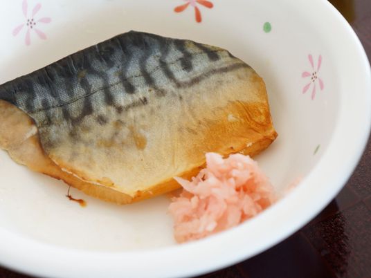 鯖の焼き魚と添え物 