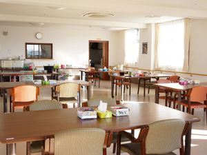  明るく広々とした食堂 