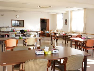  明るく広々とした食堂 