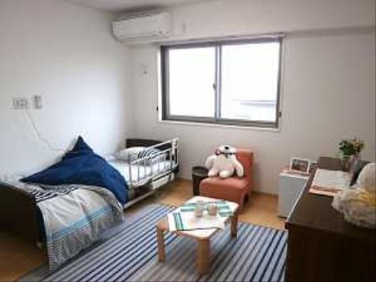 はなことば 新潟２号館の居室。ご自宅より生活用品・家具を持ち込んでの居室環境をお作りいただけます。