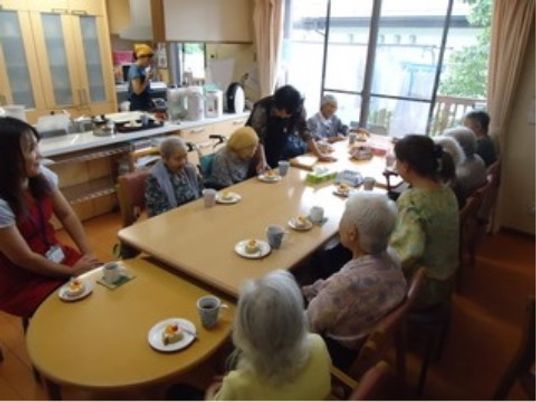 働きながら温もりを感じる場面