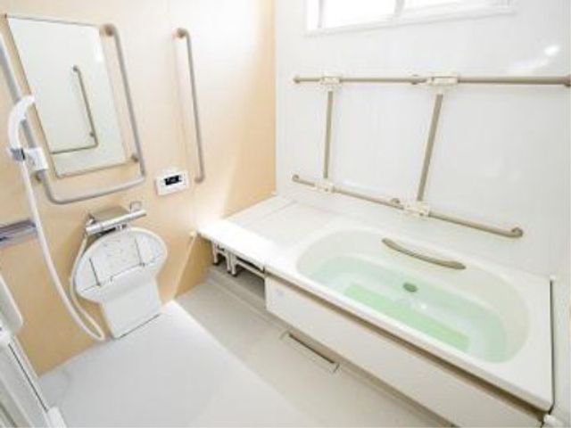 手すり付き浴室の設備 個浴室 安全を考慮した設計の浴室です。手すりや座面が完備され、安心してご利用いただけます。