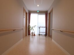 廊下に手すりと植物