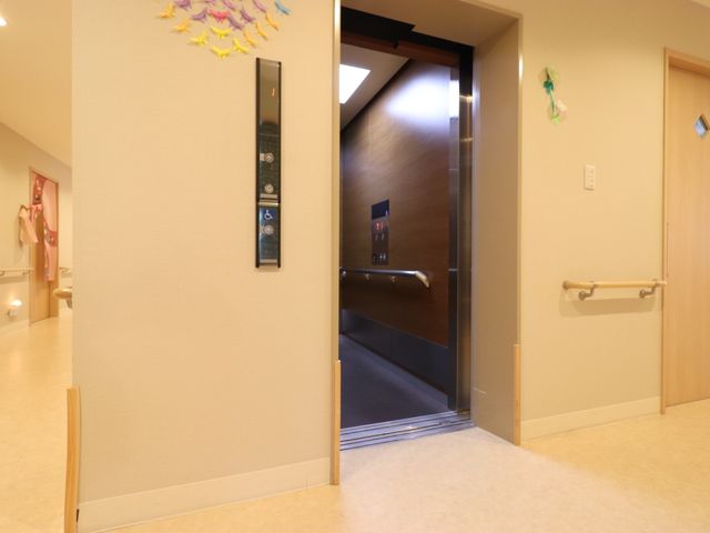 廊下とエレベーター エレベーター 手すりが備えられた清潔感のある廊下は、ご高齢の方の歩行に配慮されております。ゆったりとしたエレベーターは車椅子の方も安心です。