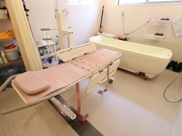 介護用浴室の設備 特殊浴室 手すりや段差の少ない設計で、利用者の安全に配慮された浴室です。日々の暮らしに必要な支援が行える環境が整っています。