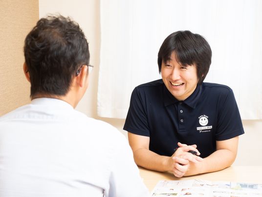 笑顔のスタッフと利用者