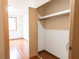 シンプルなクローゼット付居室