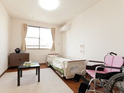 清潔な洋室と車椅子