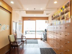 エントランスの明るい風景