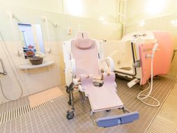 快適な設備を備えた浴室