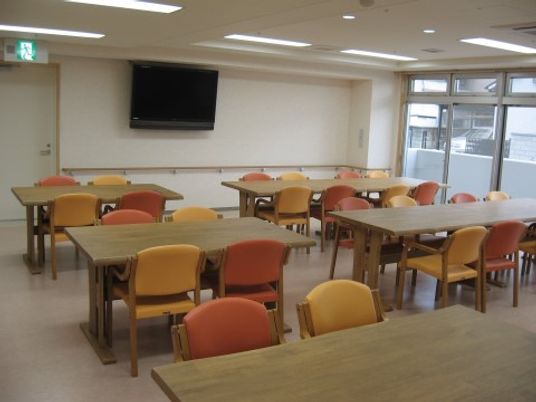 明るい食事スペースの様子
