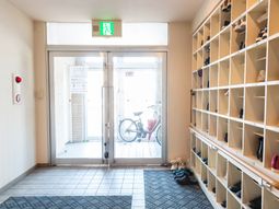 明るいエントランス風景