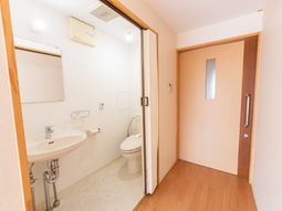 明るい清潔なトイレ空間