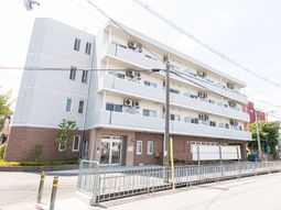 多階層の明るい建物外観