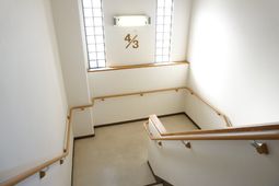 明るい光の階段スペース