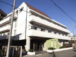 明るい日差しのエントランス