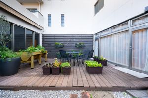 植栽が並ぶテラス