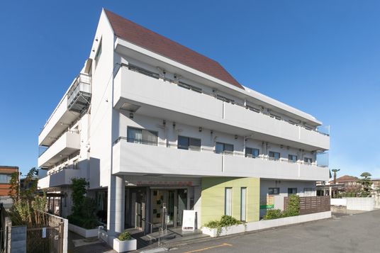 三階建ての建物外観