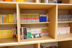 本棚に並ぶ多彩な本