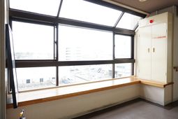 窓辺のロッカーとベンチ