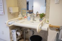 手すり付き洗面台