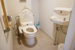 バリアフリー設計のトイレ