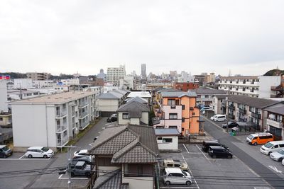 都市の景色を望む屋上