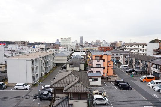 都市の景色を望む屋上