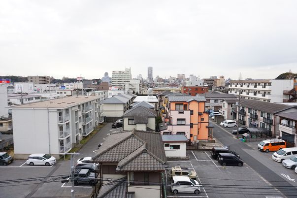 都市の景色を望む屋上