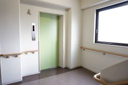 エレベーター前の廊下