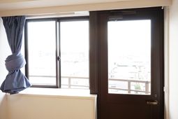 採光豊かな居室窓
