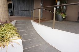 手すり付き入口スロープ