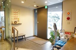 エントランスの明るい空間