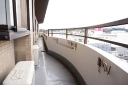 バルコニーのカーブした手すり