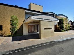 明るいエントランス外観