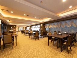 温もりある広い食堂