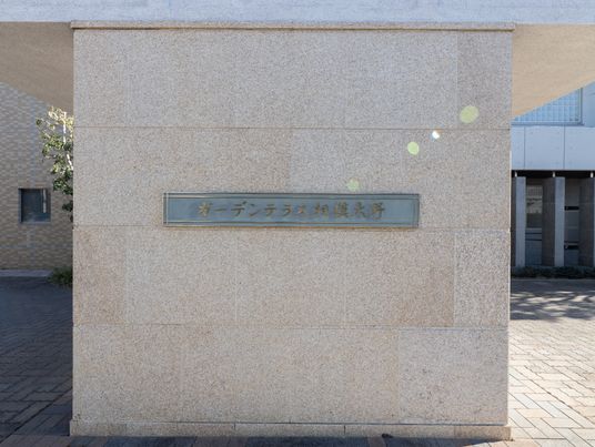 壁に設置された看板