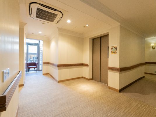 清潔な廊下と赤い椅子