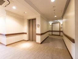 明るく清潔な廊下