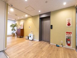 明るいエントランスの風景