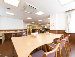 明るい食堂の空間