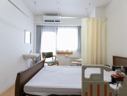 明るい居室の様子