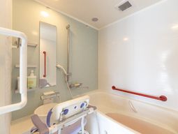 バリアフリー設計の浴室